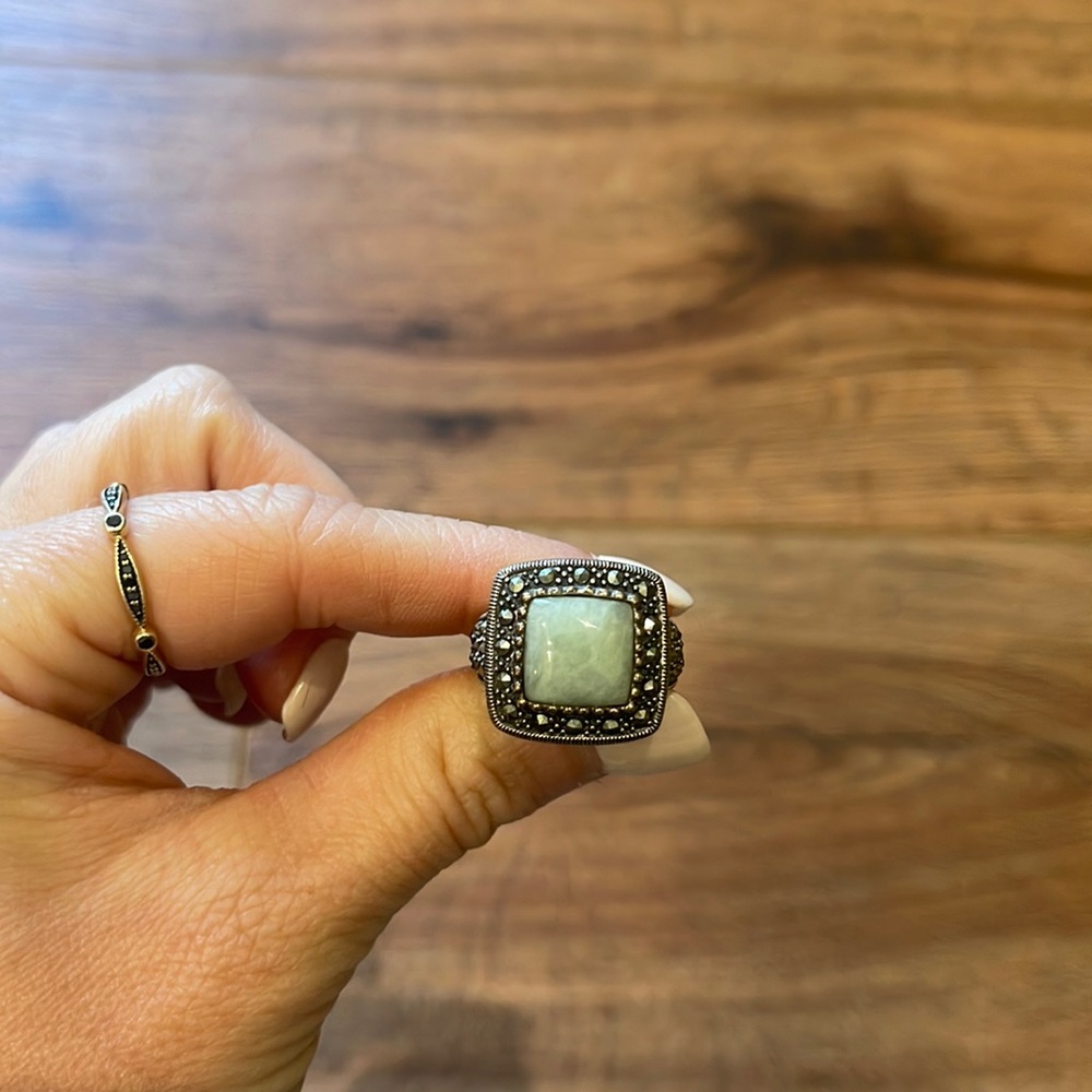 Jade stone ring with rhinestones